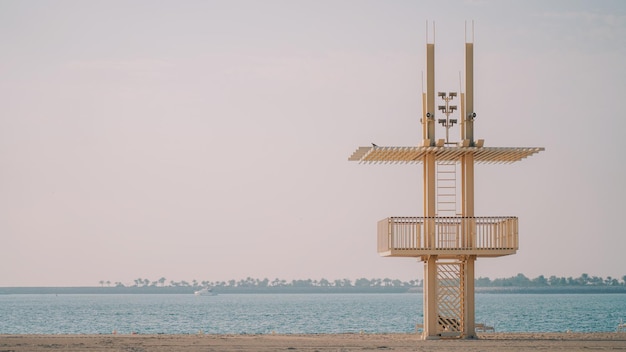 Una torre di legno su una spiaggia con la scritta "vietato parcheggiare".