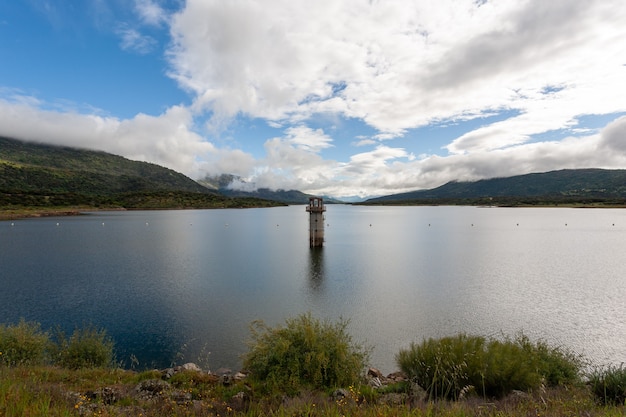 Una torre in mezzo alla palude per controllare il flusso d'acqua del fiume Jerte.