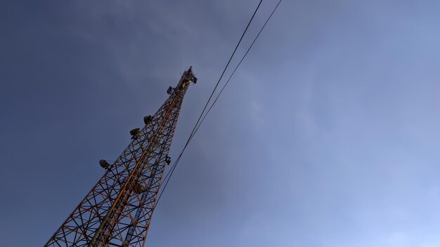 Una torre radio contro uno sfondo di cielo blu