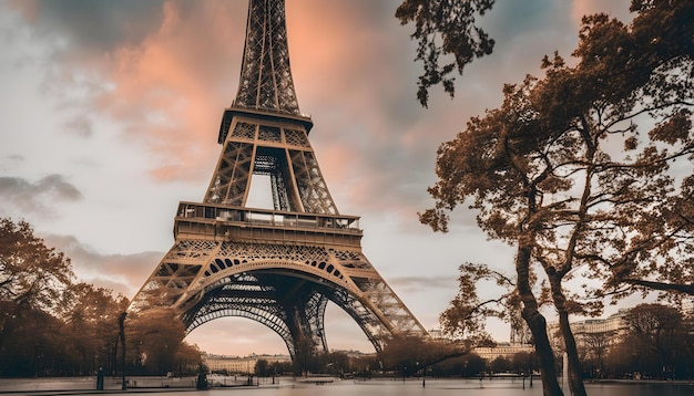 una torre su cui c'è la parola Eiffel