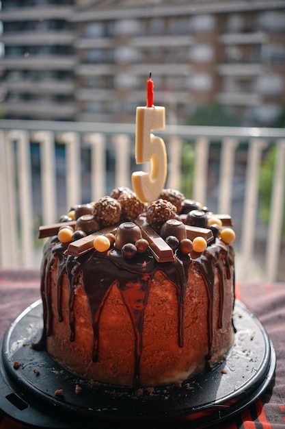 Una torta al cioccolato con sopra il numero 5