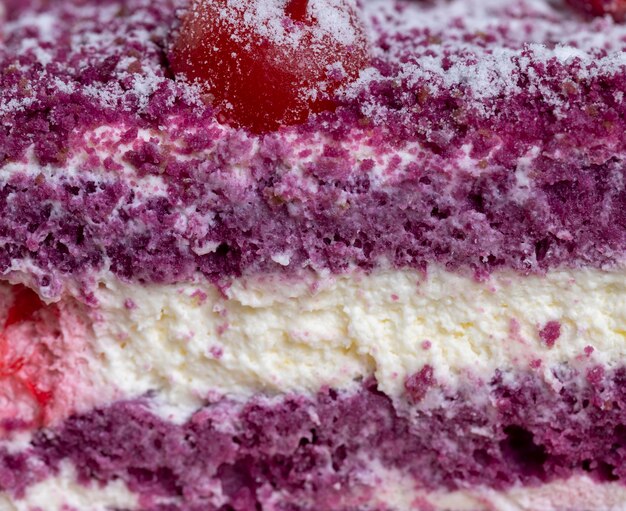 Una torta color marrone rossiccio al gusto di diversi frutti di bosco