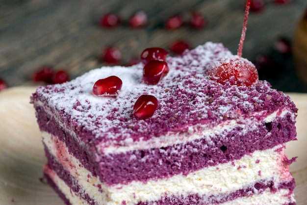 Una torta color marrone rossiccio al gusto di diversi frutti di bosco