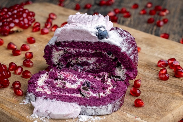 Una torta color marrone rossiccio al gusto di diversi frutti di bosco