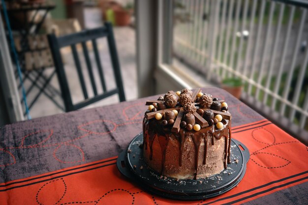 Una torta con cioccolato e spruzza sopra di esso