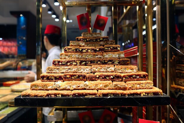 una torta con la parola " farina d'avena " sopra