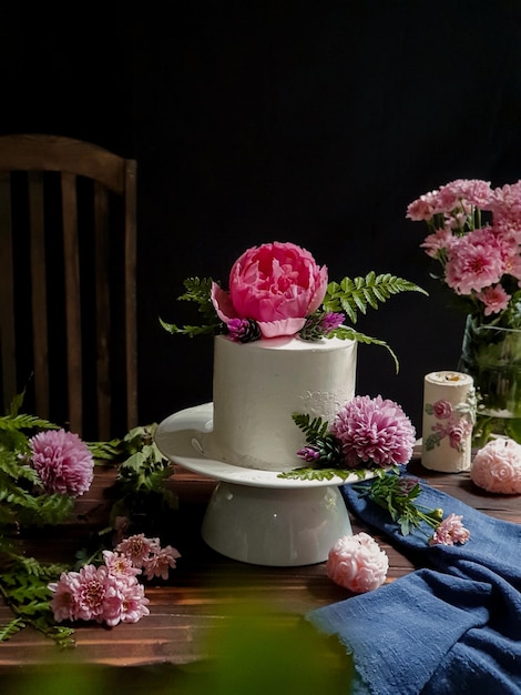 Una torta con sopra dei fiori rosa