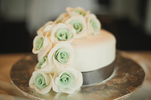 Una torta con sopra delle rose bianche