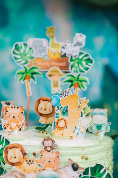 una torta con una croce e una giraffa in cima