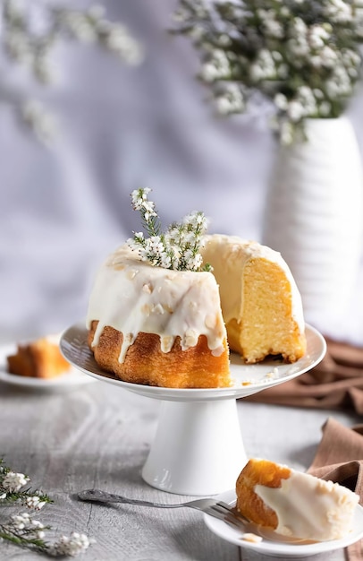 Una torta con una fetta tolta