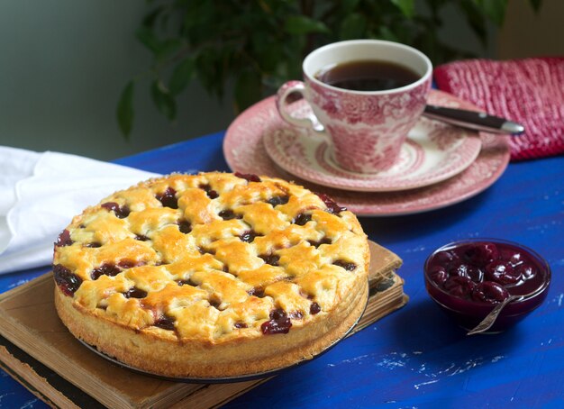 Una torta di ciliegie americana o europea tradizionale fatta di crostata. Stile rustico.