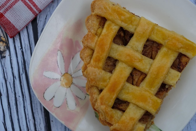 Una torta è un piatto al forno contenente vari ingredienti. torta di ananas intera e una tazza di tè.