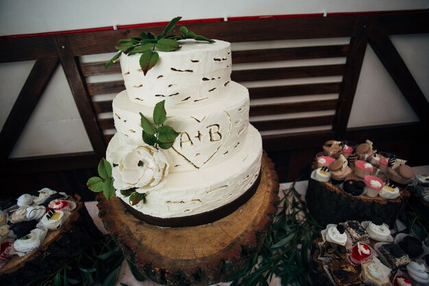 Una torta nuziale tradizionale e decorativa al ricevimento di nozze