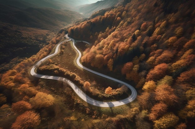 Una tortuosa strada di montagna dai colori autunnali