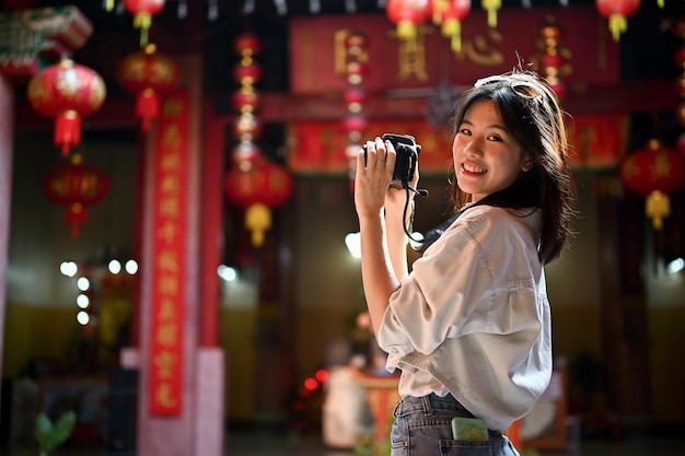 Una turista femminile che si gode la sua visita storica nella città vecchia per scattare foto
