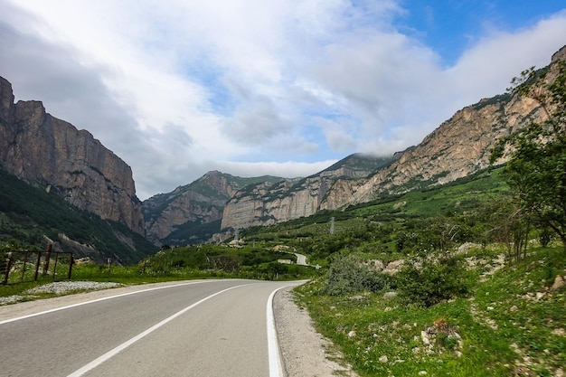 Una valle di montagna nella gola del fiume CherekBalkar in prossimità del tratto di Ushtulu Caucaso 2021