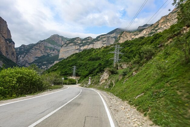 Una valle di montagna nella gola del fiume CherekBalkar in prossimità del tratto di Ushtulu Caucaso 2021