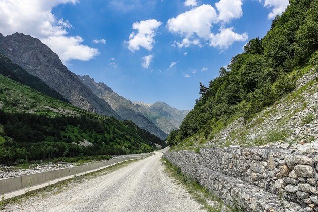 Una valle di montagna nella gola del fiume CherekBalkar in prossimità del tratto di Ushtulu Caucaso 2021