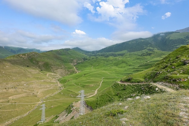 Una valle di montagna nella gola del fiume CherekBalkar nelle vicinanze del Caucaso di Gymyhli