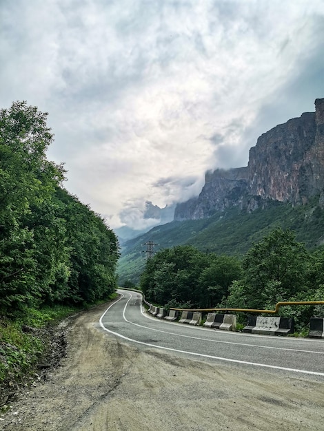 Una valle di montagna nella gola del fiume CherekBalkar nelle vicinanze del Caucaso di Ushtulu