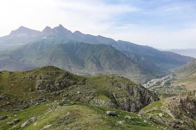 Una valle di montagna nella gola del fiume CherekBalkar nelle vicinanze del tratto di Gymyhli Caucaso 2021