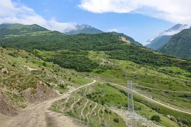 Una valle di montagna nella gola del fiume CherekBalkar nelle vicinanze del tratto di Gymyhli Caucaso 2021