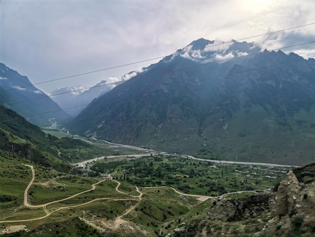 Una valle di montagna nella gola del fiume CherekBalkar nelle vicinanze del tratto di Gymyhli