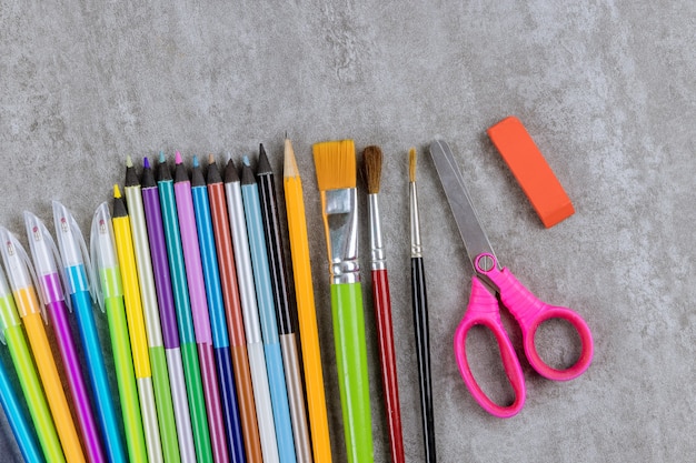 Una varietà di cancelleria colorata in stand su una scuola fornisce la disposizione piatta