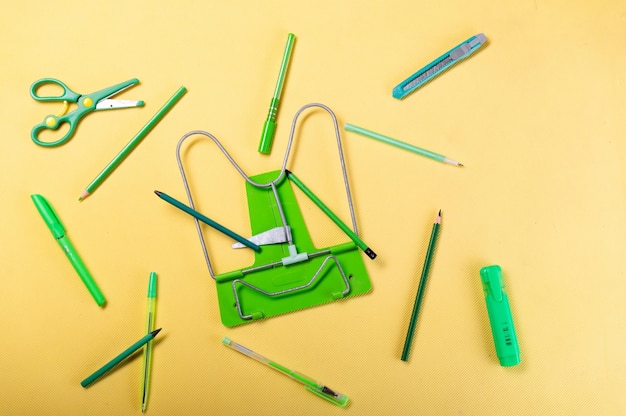 Una varietà di cancelleria verde Scuola di cancelleria in un unico colore Articoli per la scuola dello stesso colore Cancelleria verde su sfondo giallo