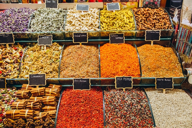 Una varietà di condimenti culinari nel mercato orientale