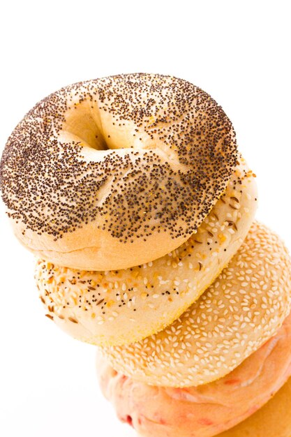 Una varietà di deliziosi bagel appena sfornati.