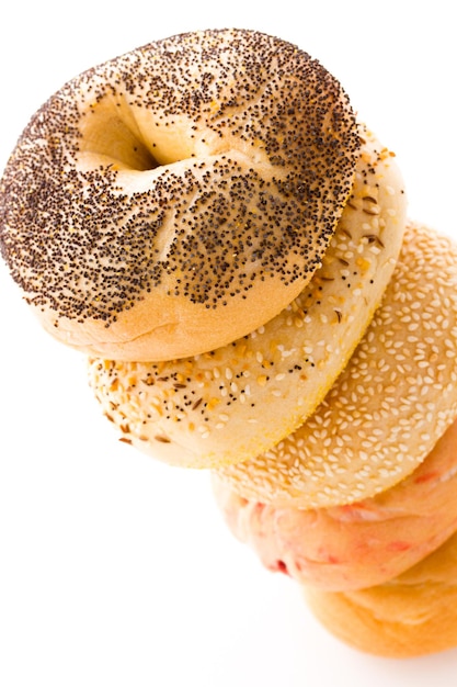 Una varietà di deliziosi bagel appena sfornati.