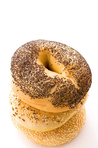 Una varietà di deliziosi bagel appena sfornati.