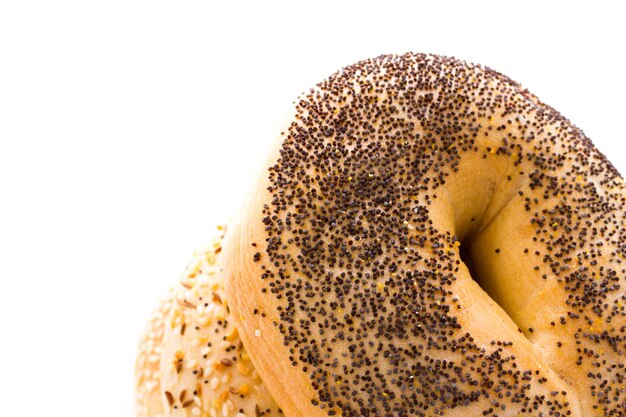 Una varietà di deliziosi bagel appena sfornati.