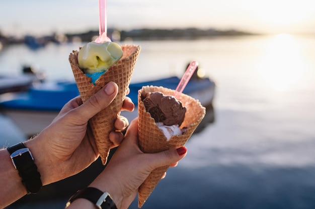 Una varietà di dessert con viste e atmosfera diverse