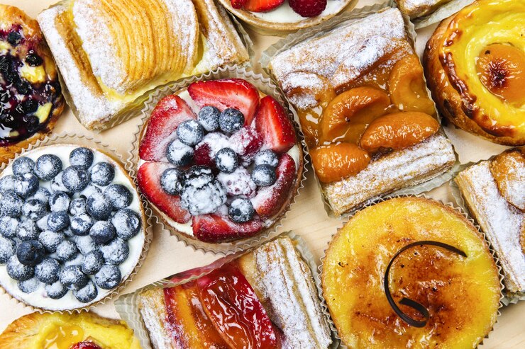 una varietà di dolci, compresi mirtilli mirtilli e croissant
