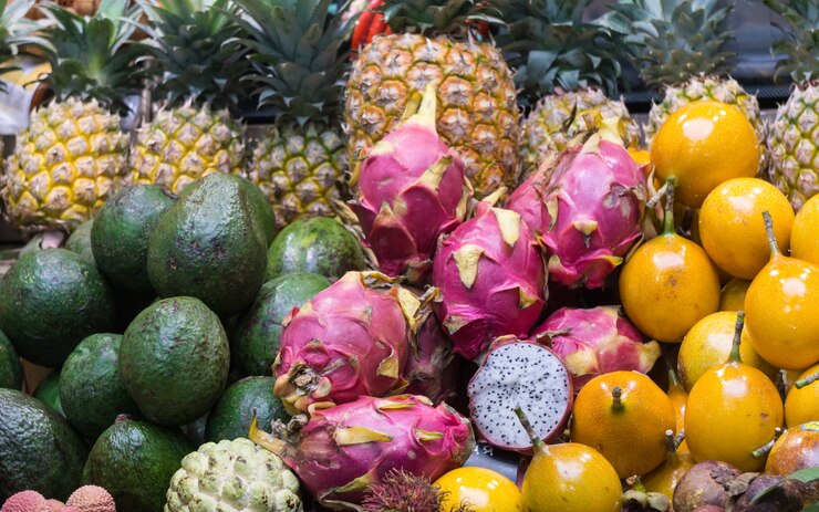 Una varietà di frutta esotica ananas gandaria pitaya gandaria sul mercato asiatico