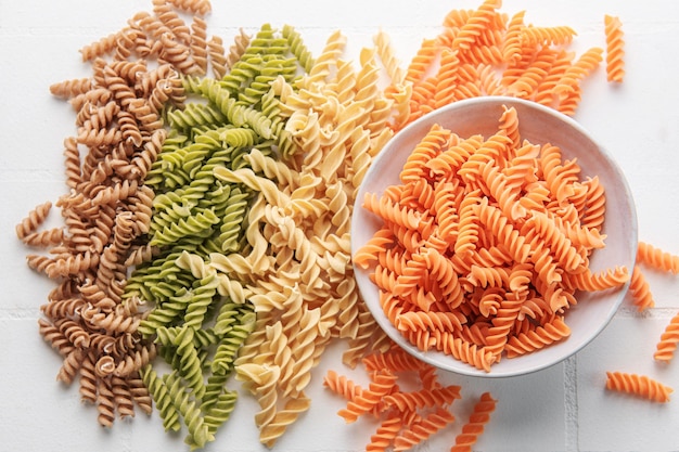 Una varietà di fusilli di diversi tipi di legumi Pasta senza glutine