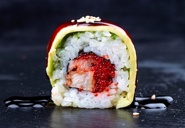 Una varietà di maki sushi su sfondo nero lucido