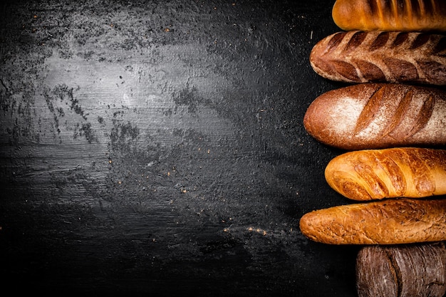 Una varietà di pane fresco profumato