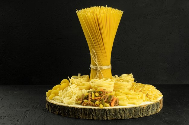 Una varietà di pasta e spaghetti su uno sfondo scuro