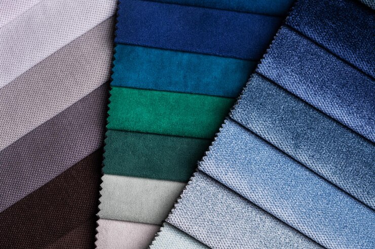 Una varietà di tessuti con una tavolozza di colori