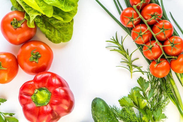 Una varietà di verdure sono disposte in cerchio.