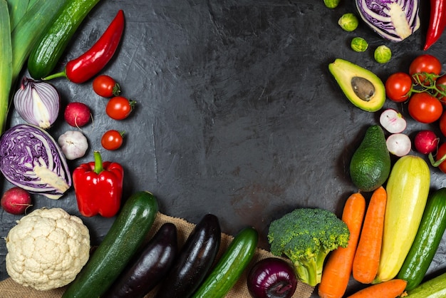 Una varietà di verdure su sfondo nero