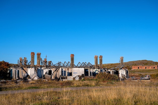 Una vecchia casa abbandonata in una foto del primo piano del campo