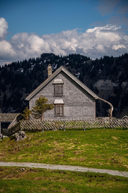 Una vecchia casa di legno in montagna