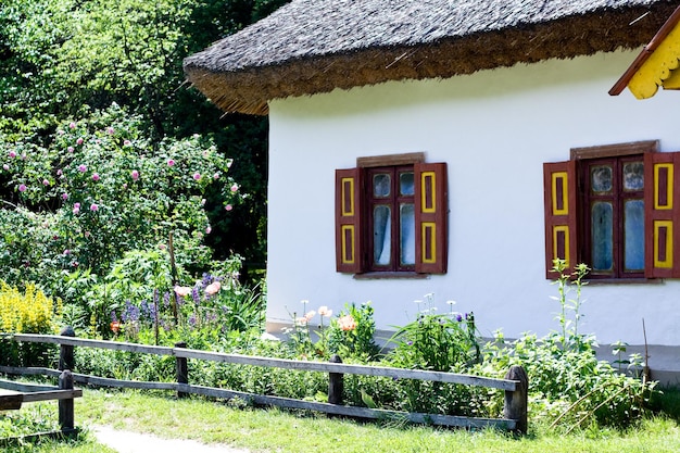 una vecchia casa ucraina con un giardino fiorito e un giardino