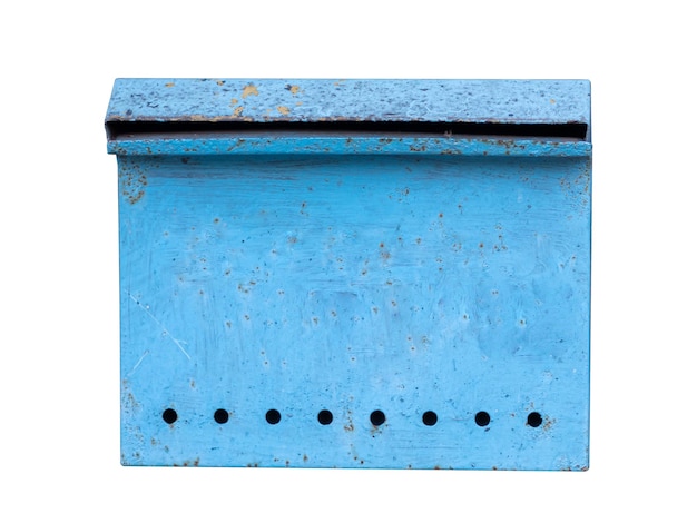 Una vecchia cassetta postale di metallo blu abbandonata è isolata su uno sfondo bianco