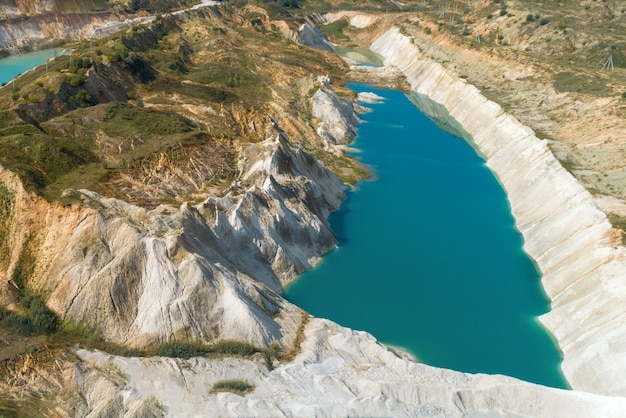 Una vecchia cava di gesso riempita con acqua blu e pura Vista aerea dall'alto verso il basso