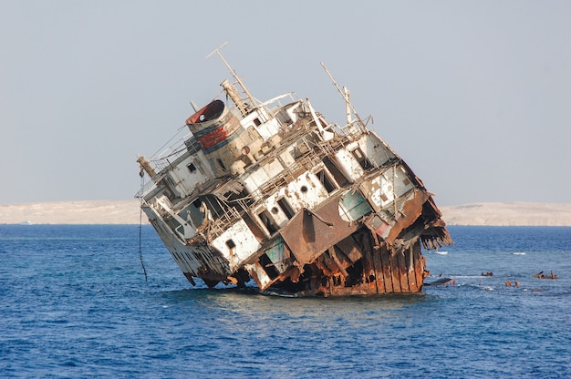 Una vecchia chiatta al mare.